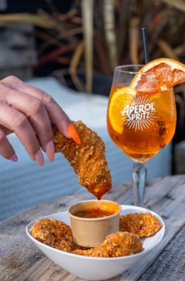 Apéritif servi au comptoir d'un bar · photo Orovas