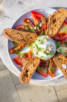 Burrata dressée dans un restaurant · photo Orovas