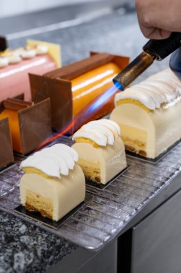 Chef pâtissier au chalumeau · photo Orovas
