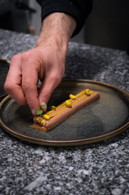 Dessert à l'assiette dans un restaurant · photo Orovas