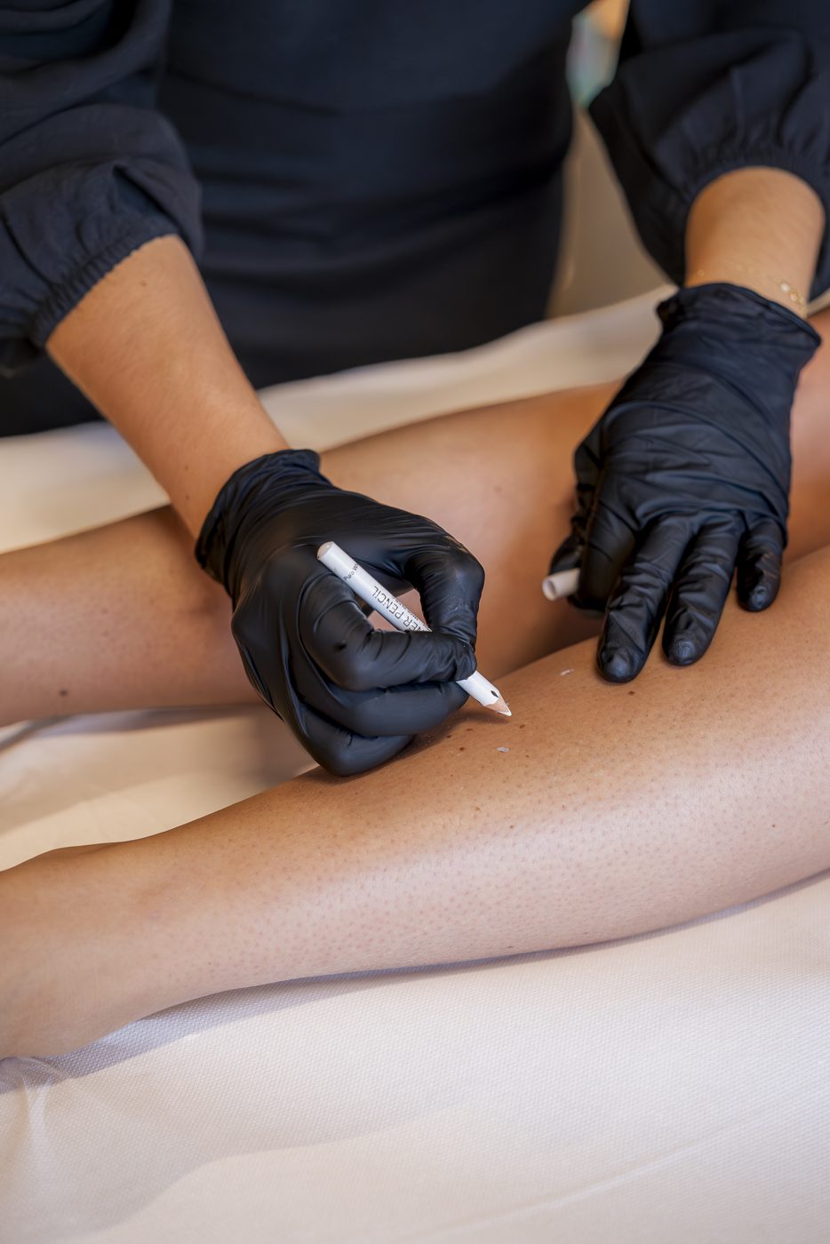 Soin réalisé par une esthéticienne gantée