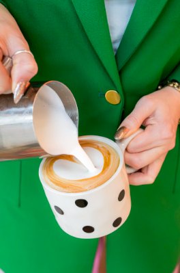 Café latte servi au comptoir · photo Orovas