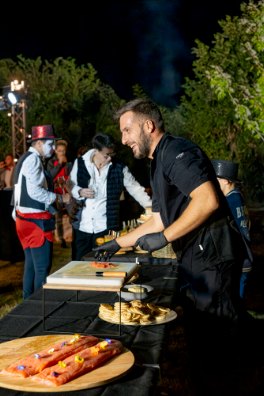 Traiteur servant lors d'un événement en soirée